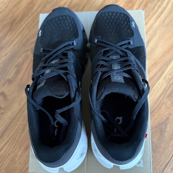 ON Cloudflyer 4 Wide “Black / White” – Women’s 8.5 (Worn Once) - Picture 7 of 9